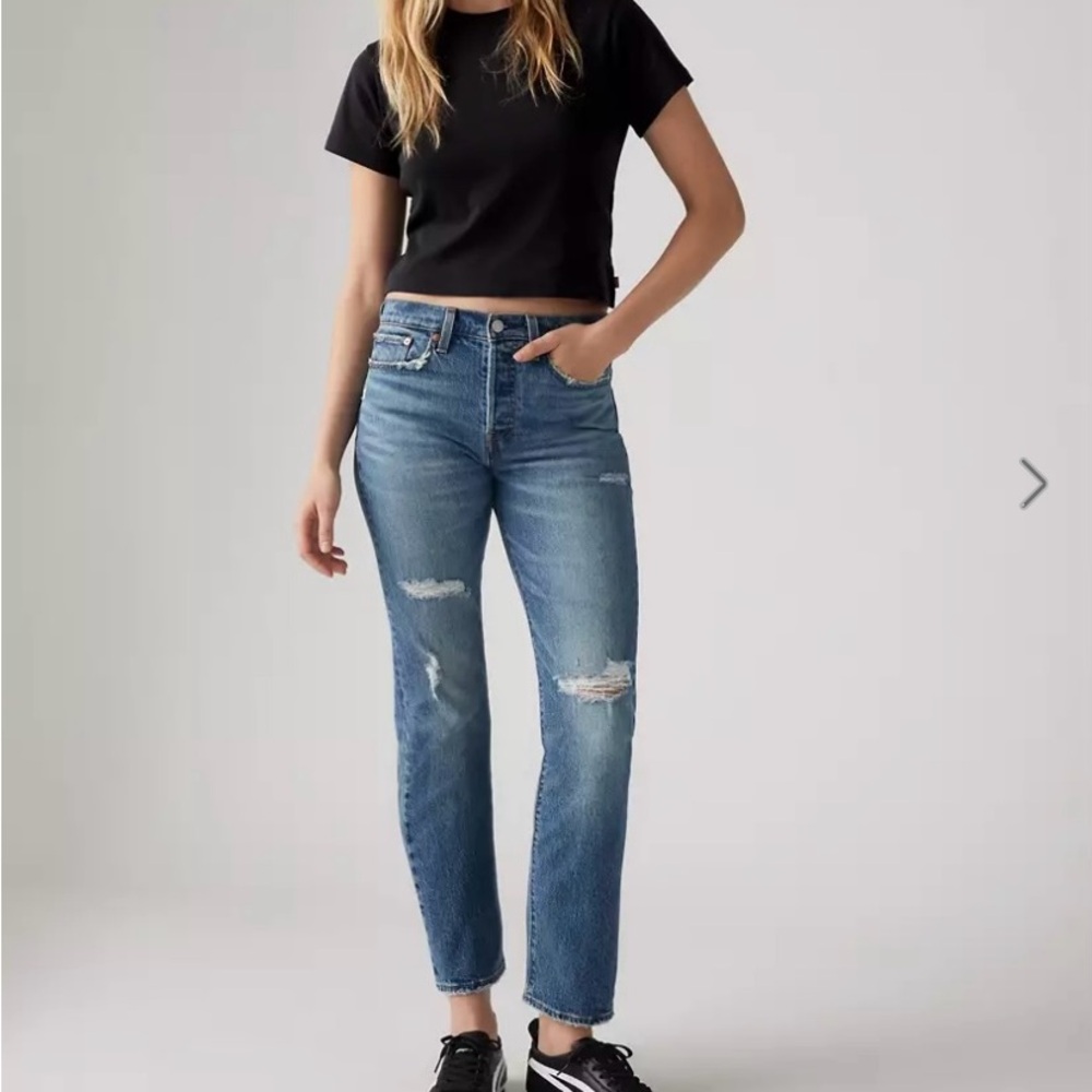 Levi’s wedgie straight fit jeans
Medium wash
